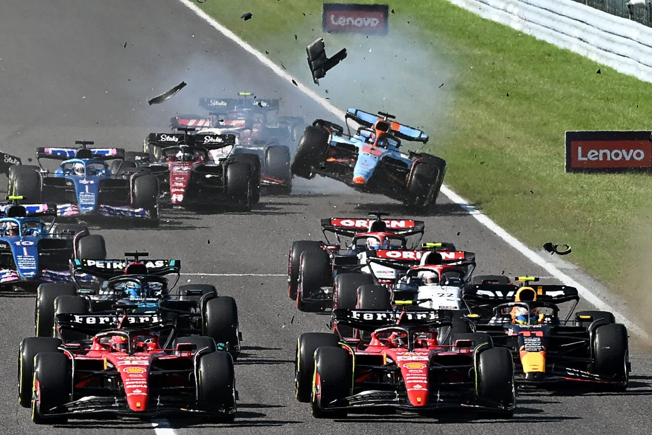 Williams-kuskien törmäilyt keskeyttivät Valtteri Bottaksen kisan jo 10. kierroksella, kun suomalaisen Alfa Romeo otti osumaa. Lähdössä Bottakseen osui Alexander Albon ja myöhemmin Logan Sargeant. LEHTIKUVA/AFP