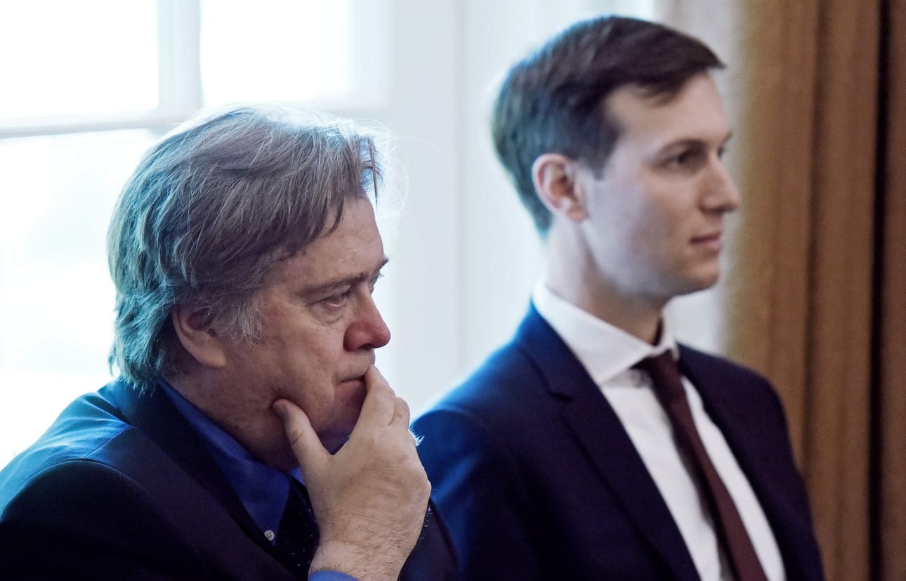 Steve Bannon (vas.) on ajautunut usein napit vastakkain presidentin vävyn, Jared Kushnerin kanssa.
