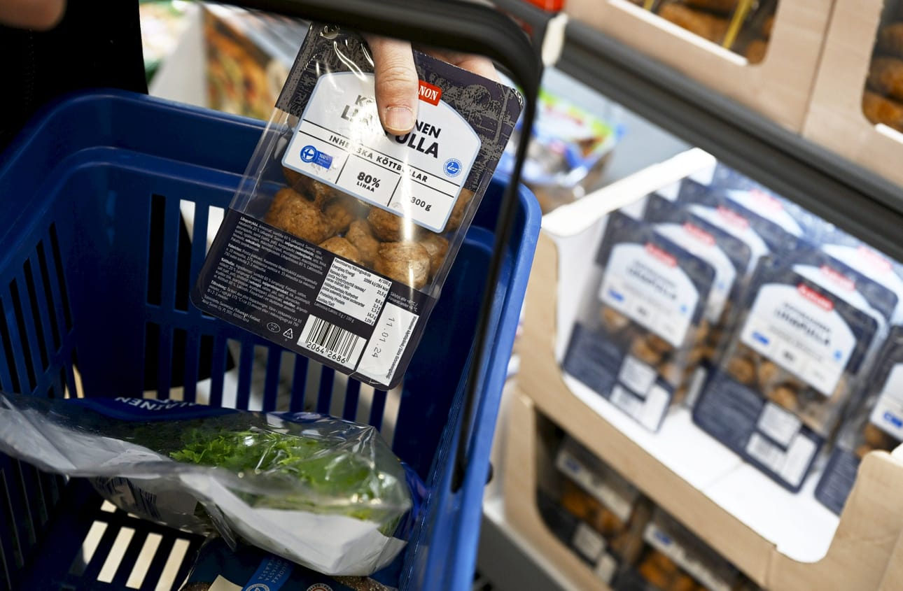 Pellervon taloustutkimuksen ennusteen mukaan ruoan hinta laskee tänä vuonna vuositasolla keskimäärin 0,3 prosenttia ja ensi vuonna ruoan hinta nousee yhden prosentin. LEHTIKUVA / Vesa Moilanen