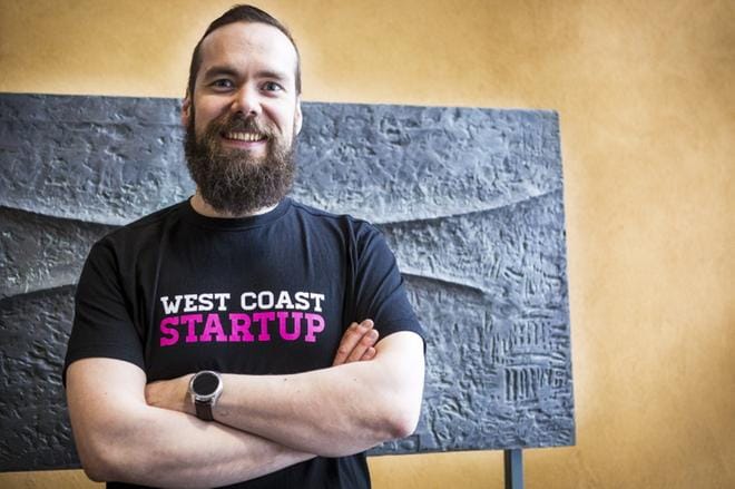 Jussi Loukiaisella on sovittuna Slushiin useita tapaamisia kahdelle päivälle. Tavoitteena on löytää sijoittajia pelifirmalle. KUVA: SELMA PAAVOLA