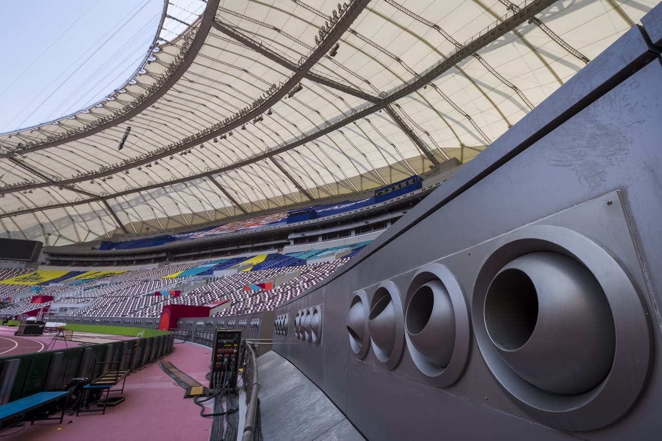 Dohan Khalifan stadion on varustettu paahtavan kuumuuden taltuttamiseksi ilmastointilaitteilla. Suuttimet puhaltavat viilennystä.