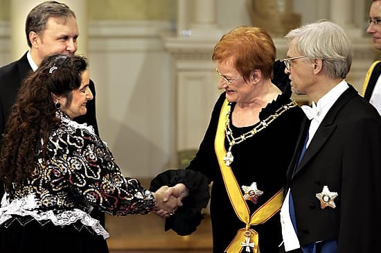 Miranda Vuolasranta tervehti presidenttiparia Linnanjuhlissa itsenäisyyspäivänä.