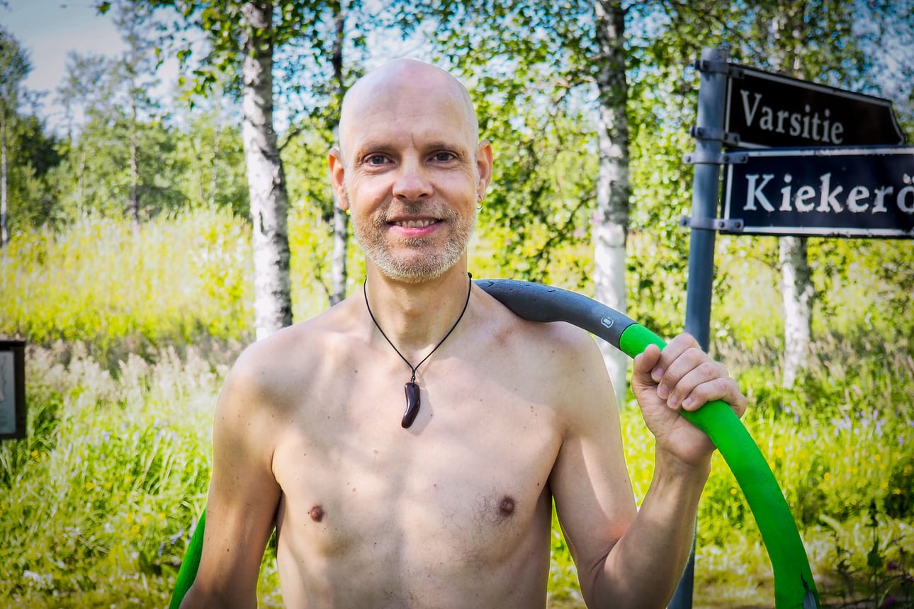 Sallassa asuva Martin Bär harjoittelee päivittäin hulavanteen pyörittämistä, mutta treeniohjelmassa on myös esimerkiksi kuntoliikuntaa ja mielen hallintaa.