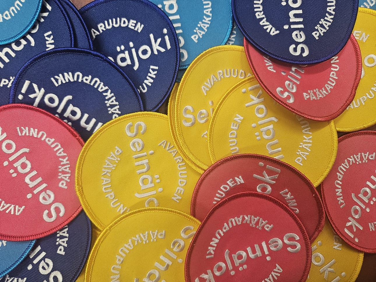 Seinäjoen kaupungin uudet haalarimerkit ovat jaossa Törnävän alueen tapahtumassa vappupäivänä.