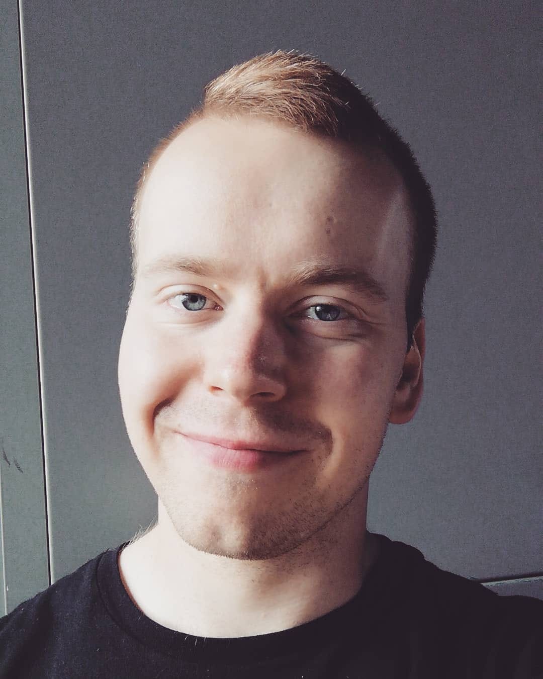 Antti Tuominen opiskelee fyysistä teatteria ja näyttelijän työtä Loughtonissa, Lontoon kupeessa.