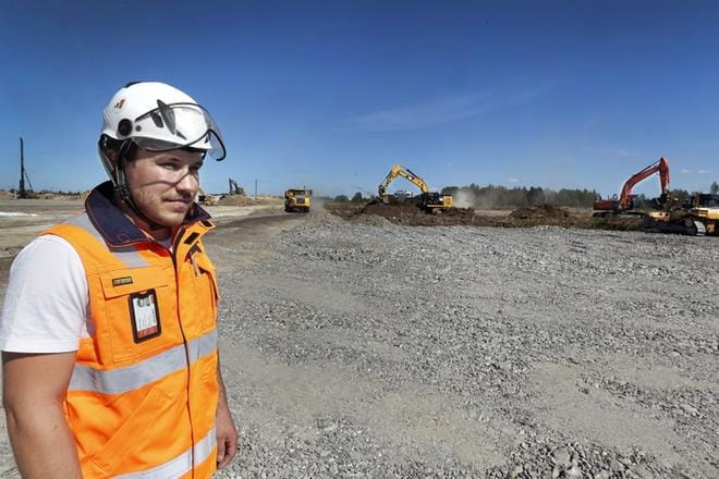Ideaparkin työmaan johtaja, jyväskyläläinen Mikko Syrjälä johtaa projektin alusta loppuun. Taustalla maanrakennustöitä tekevät kaivinkoneet. KUVAT: JOUKO HÄNNINEN