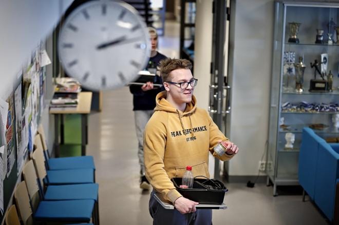 Mangon voimalla ahersi Mikael Yli-Rahko ylioppilaskirjoituksensa vauhtiin Ilmajoella tiistaina. KUVAT: TOMI KOSONEN
