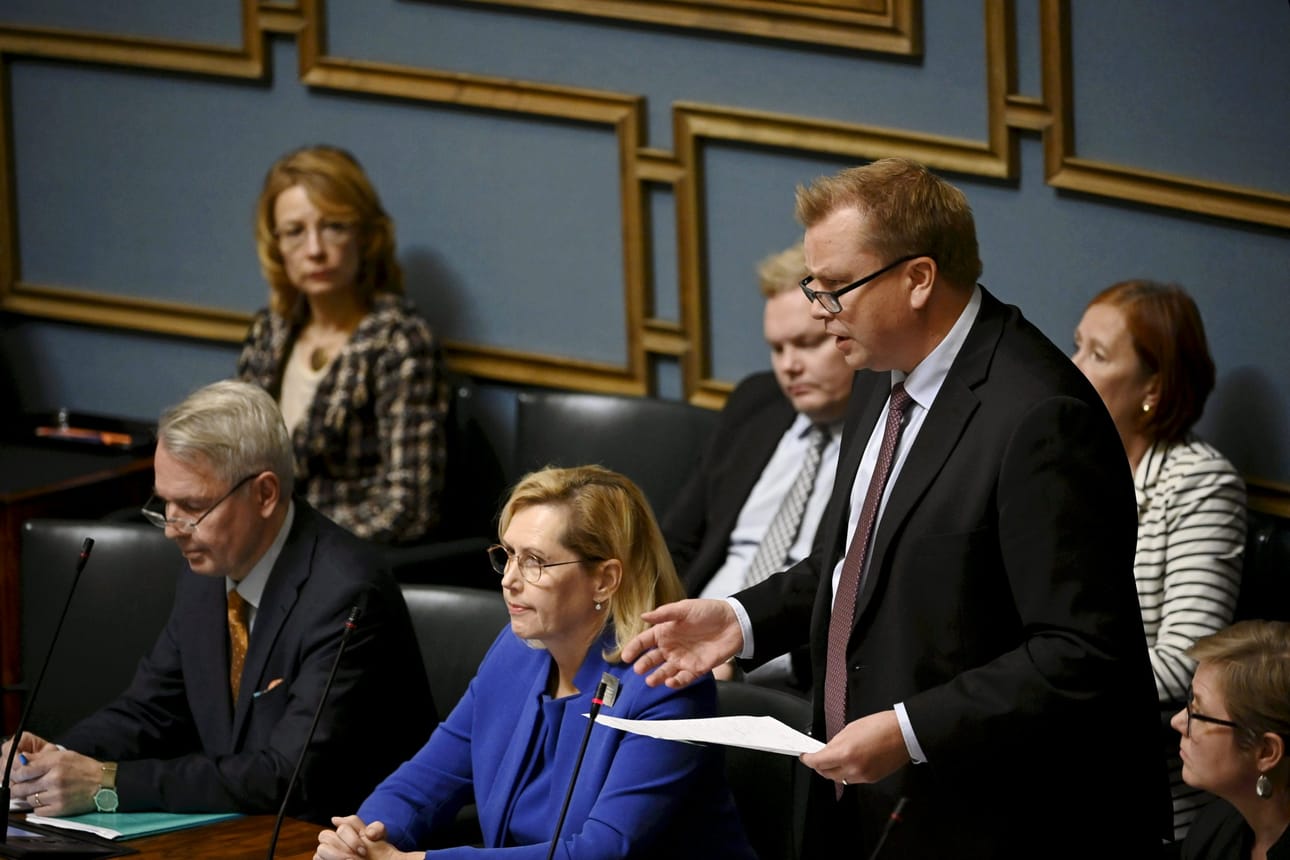 Puolustusministeri Antti Kaikkonen eduskunnan täysistunnossa, jossa käytiin ajankohtaiskeskustelu ulko- ja turvallisuuspoliittisesta tilanteesta. LEHTIKUVA / MARKKU ULANDER