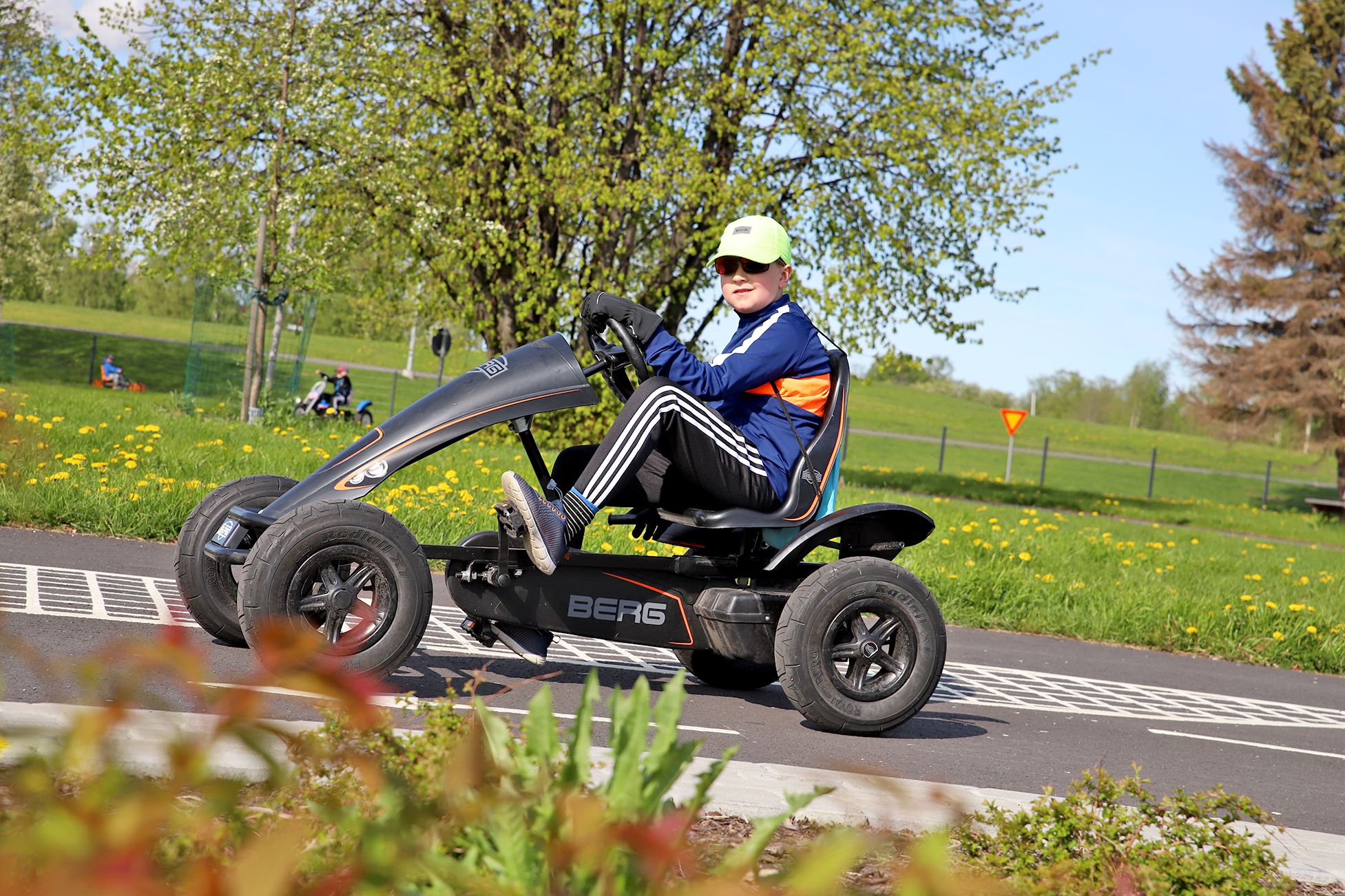 <p>Joel Savilaakso, 9</p><p>– Olen odottanut liikennepuiston avautumista pitkään. Olin portilla jo ennen kuin ovet avattiin. Ajeleminen on kivaa. Täällä on tosi kivoja autoja, traktori on lemppari. Parasta liikennepuistossa on, että tulee ihan oikean kuskin tunne. </p>