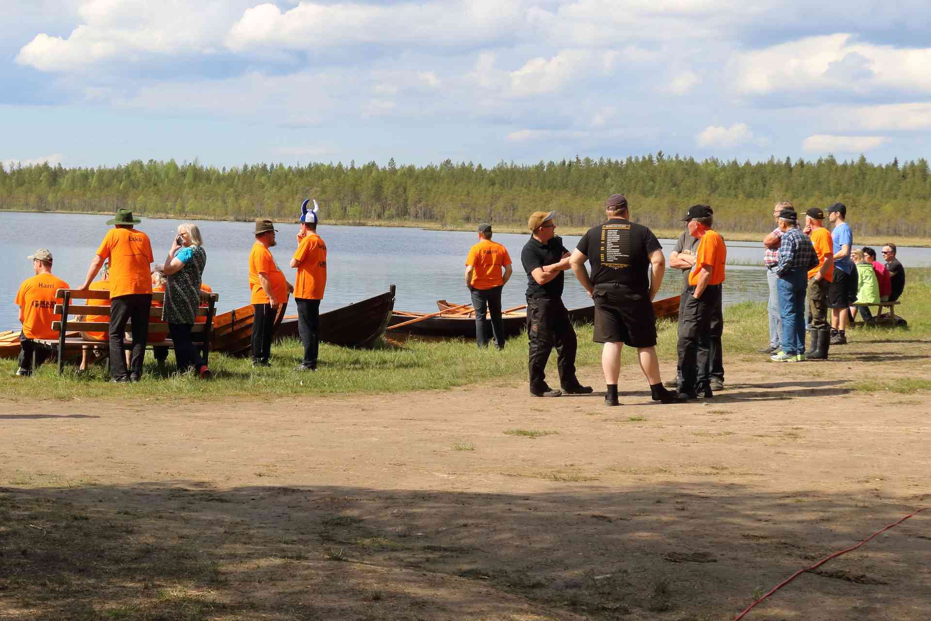 Lumijärven rannalla aurinkoisessa säässä odotellaan soutuvenekilpailun lähtölaukausta.
