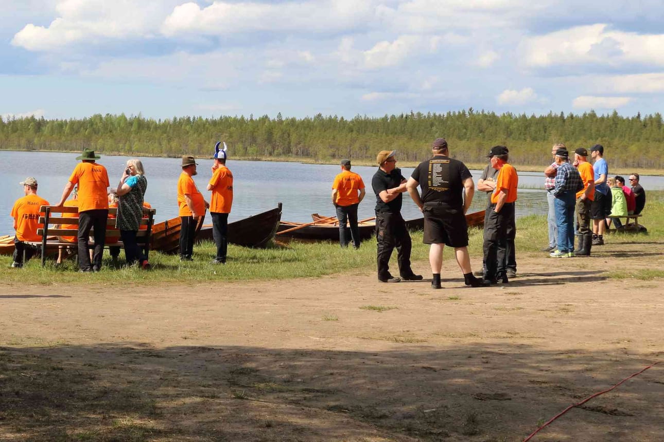 Lumijärven rannalla aurinkoisessa säässä odotellaan soutuvenekilpailun lähtölaukausta.