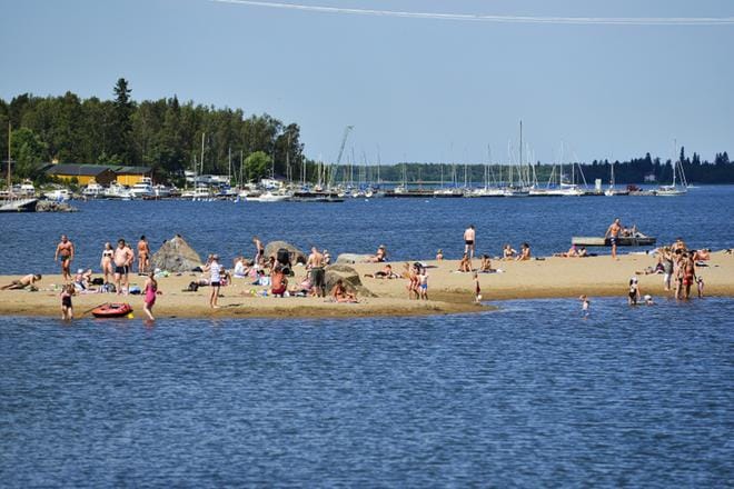 Vaasan uimavesien säästyminen sinilevältä on pieni ihme. Ensimmäinen mahdollinen levähavainto tehtiin vasta elokuun puolella Hietasaaressa. Kyseessä oli asiantuntijan mukaan kuitenkin piilevä, ei sinilevä. ARKISTOKUVA: ARTTU LAITALA