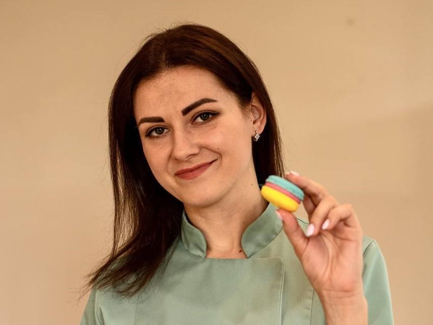 Alina Shapoval on saanut konditorioyrityksensä tuotannon taas käyntiin evakossa Odesassa. Sinikeltaisia paljanitsa-leivonnaisia ehdittiin kuitenkin myydä tyytyväisille kahvila-asiakkaille myös miehitetyssä kotikaupungissa Hersonissa.