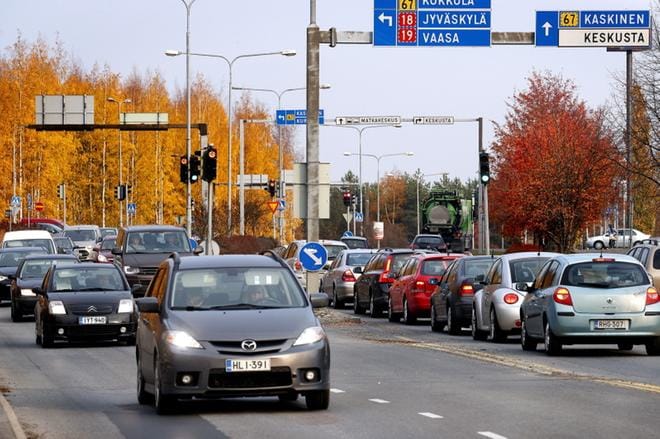 Keskiverto seinäjokelainen aiheuttaa liikenteessä ilmakehään hieman vajaan kahden tonnin hiilidioksidipäästöt vuodessa. Kaupunki on panostanut julkiseen liikenteeseen, mutta pitkien välimatkojen takia yksityisautoilu on projektipäällikkö Mervi Pienimäen mukaan välttämätöntä. KUVA: JOUKO HÄNNINEN