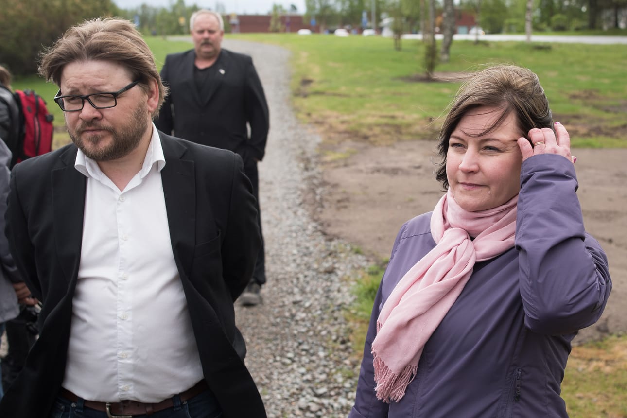 Ennen maanantaista valtuuston kokousta valtuutetut istuttivat Suomen 100-vuotisjuhlan kunniaksi kukin oman kuusen Kukuramaan puistoon Kuusamotalon lähelle. Vihreiden Mika Flöjt vieressään ryhmään sitoutumattomana liittynyt Vuokko Käsmä, taustalla perussuomalaisten Joukamo Kortesalmi.