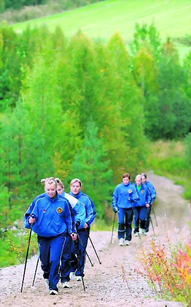 Suomalainen keksintö. Sauvarinnejuoksu on OUS:n uimarinaisille mitä parhainta aerobista peruskuntoharjoittelua.
