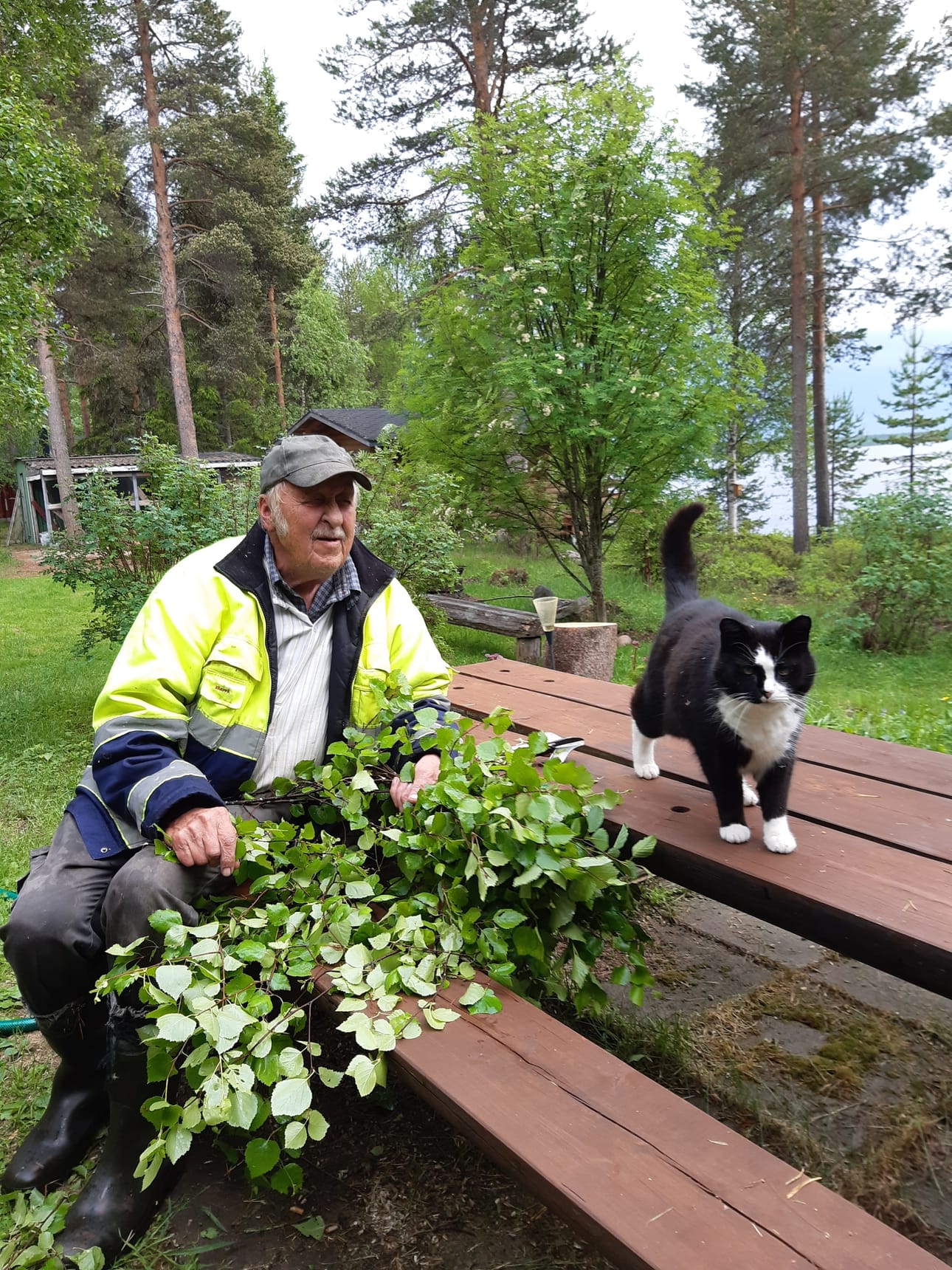 Petunia viihtyi aina Eikan mukana, niin saunan lämmityksessä kuin saunan lauteillakin.
