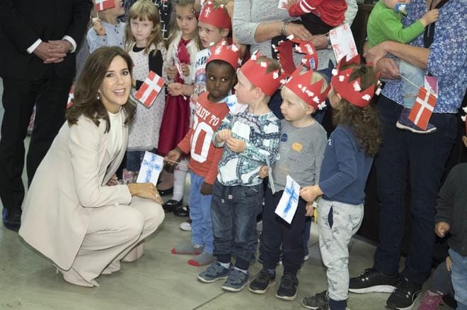 Tanskan kruunuprinsessa Mary tapasi eduskunnan puhemiehen Paula Risikon Helsingissä eduskuntatalolla torstaina. KUVA: Joel Maisalmi