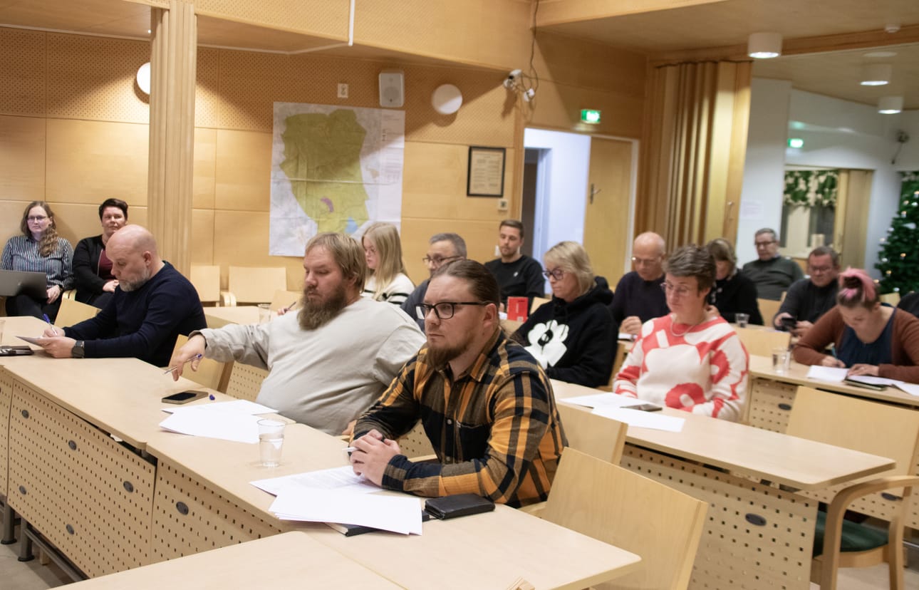 Pyhännän kunnanvaltuusto kävi monipuolisen ja asiallisen keskustelun metsäkiinteistön ostosta. Kauppaa vastaan äänestivät eturivissä istuvat Sami Pellikka, Sami Kamula ja Ville Piiponniemi sekä kolmannessa rivissä oikealla istuva Sonja Sandberg. Piiponniemi ja Sandberg jättivät ostopäätöksestä eriävän mielipiteen.