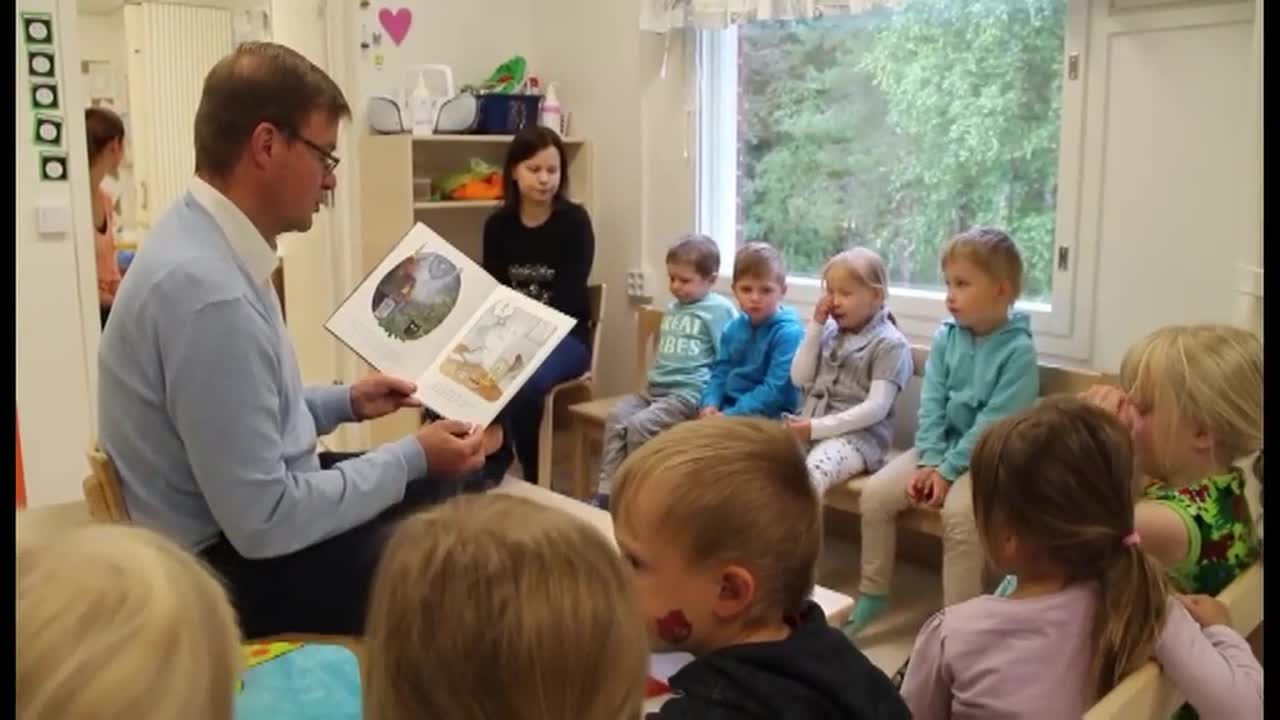 Kansanedustaja mukana päiväkodin arjessa