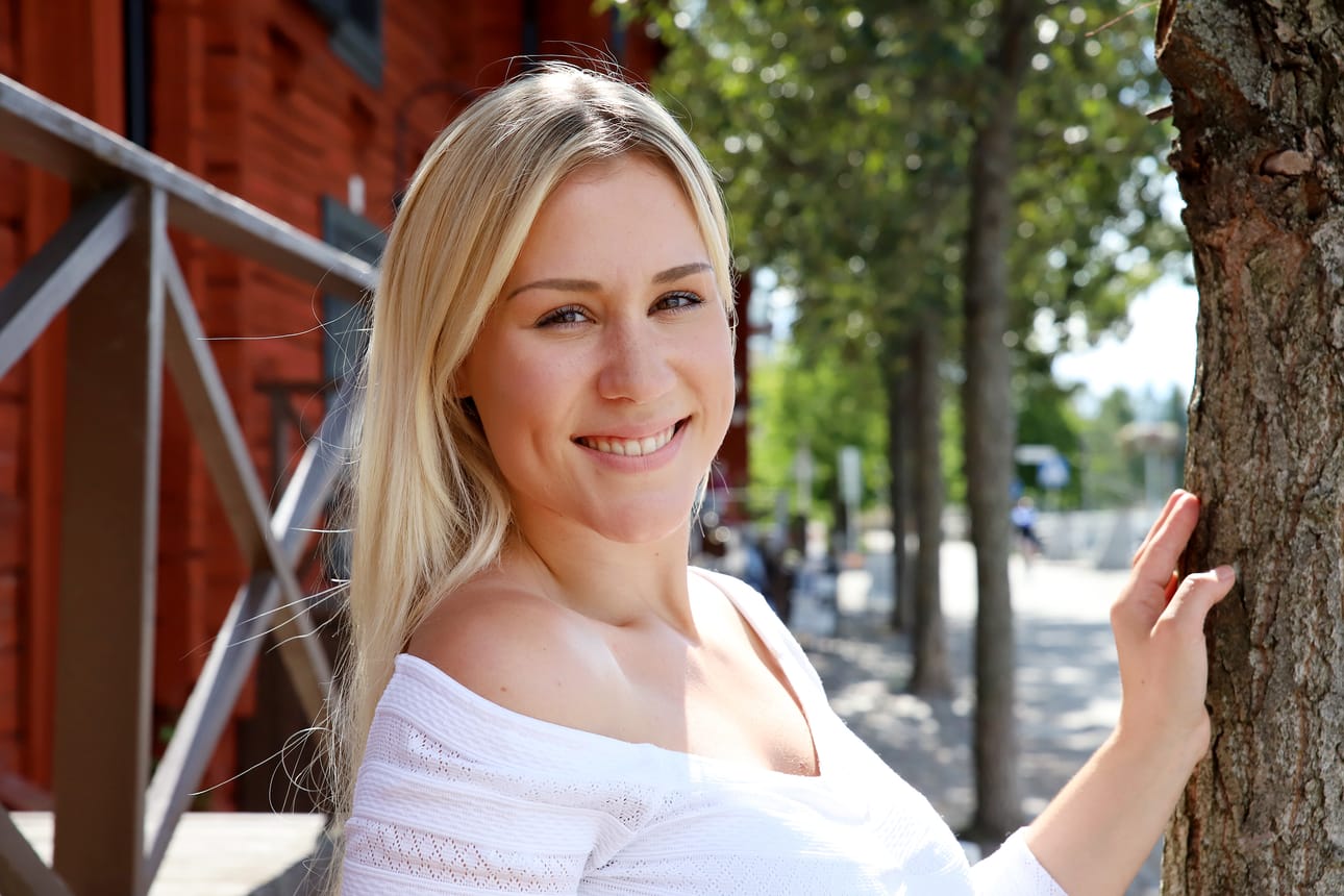 – Itse olen enemmän hienohelma. En tiedä autohommista ja ajattelin, että Hot Rod -kisa olisi ollut jotenkin roisimpi. Lähdin, kun kuulin, että kisassa haetaan nimenomaan sopivaa persoonaa, Miss Hot Rod 2019 -kisan voittaja Emilia Kuisma kertoo.