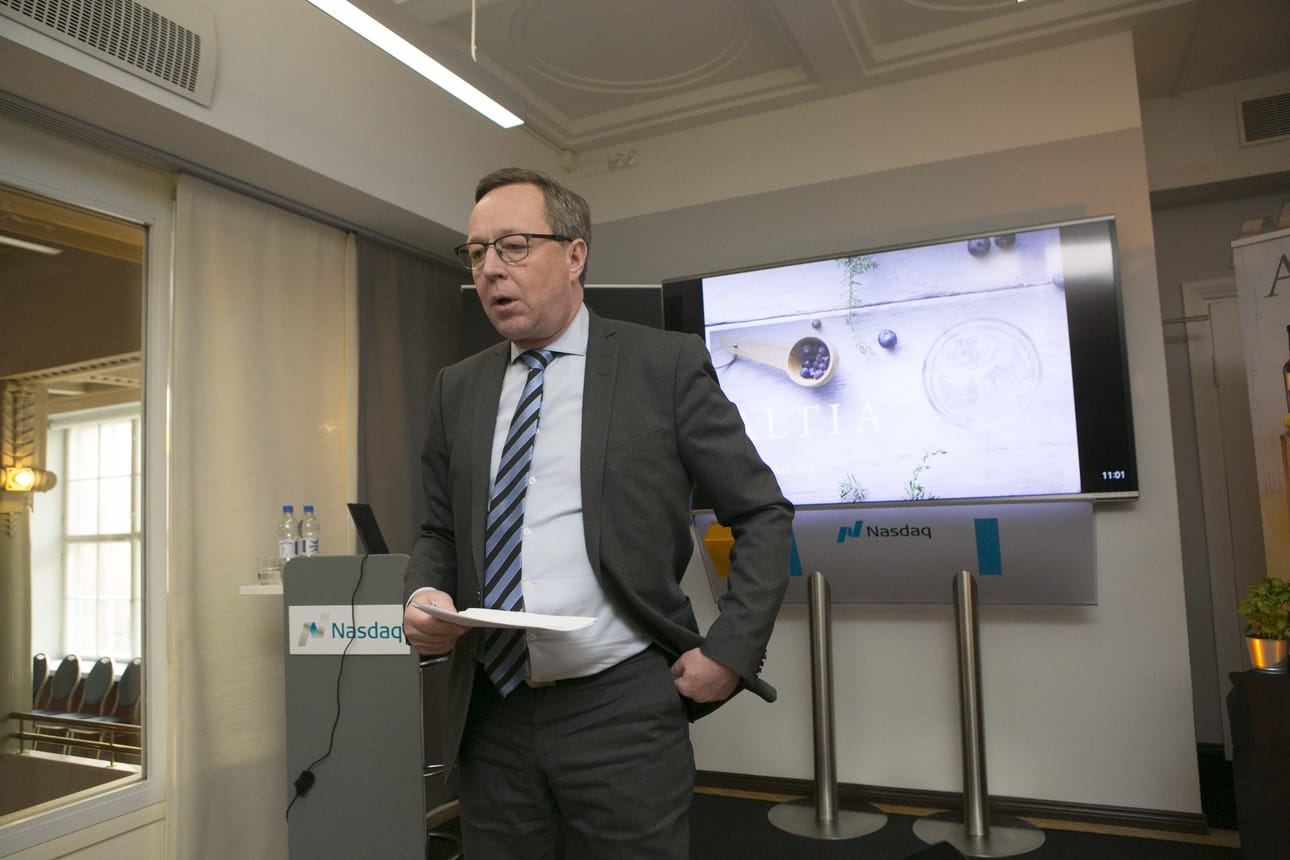 Elinkeinoministeri Mika Lintilä (kesk.) pohtii keinoja ruokaviennin lisäämiseksi.