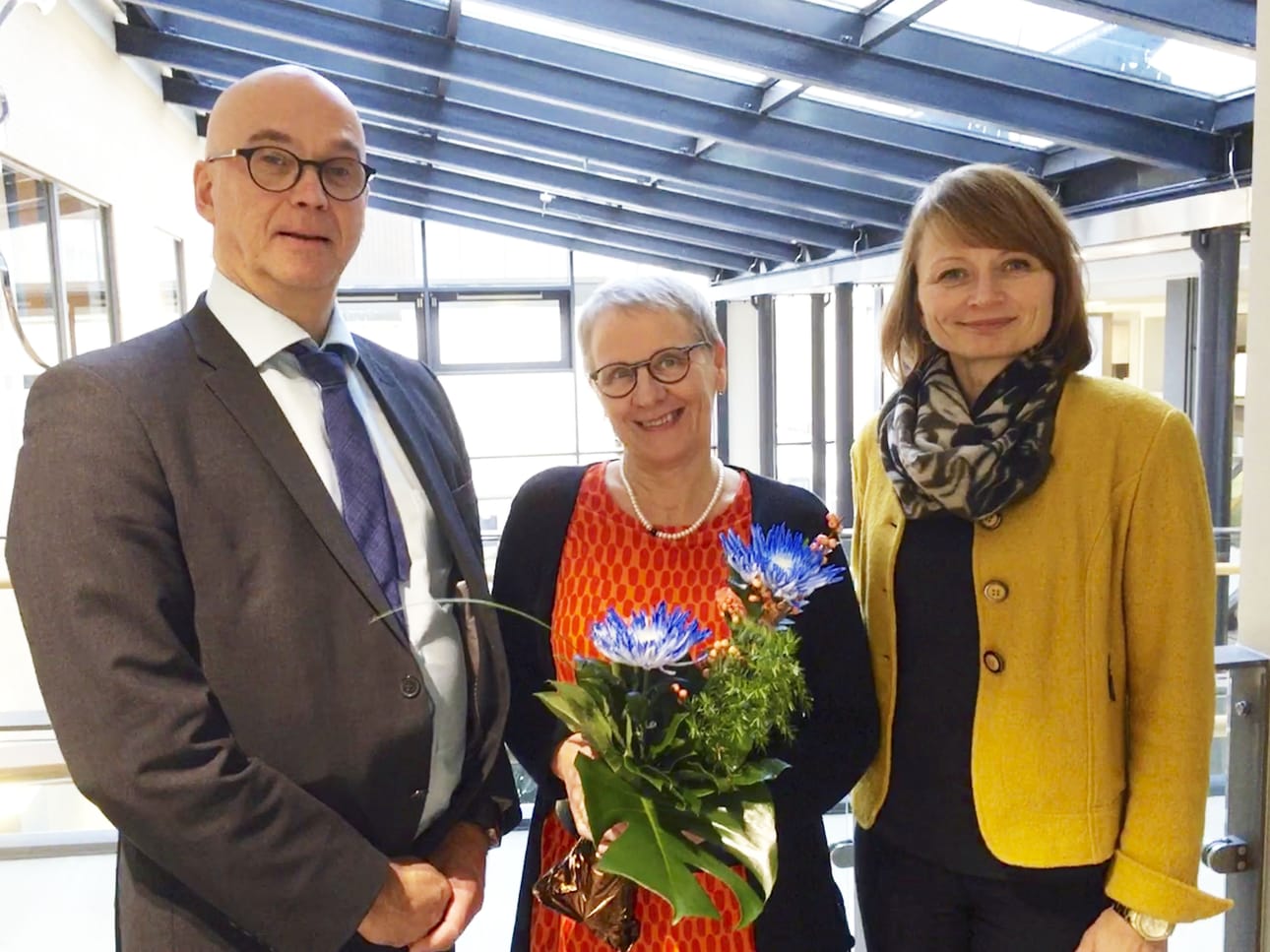 Palkinnon ottivat vastaan kunnanjohtaja Pekka Rajala, perusturvajohtaja Irma Toivonen ja hoito-ja hoivatyön johtaja Riitta Ruottinen.
