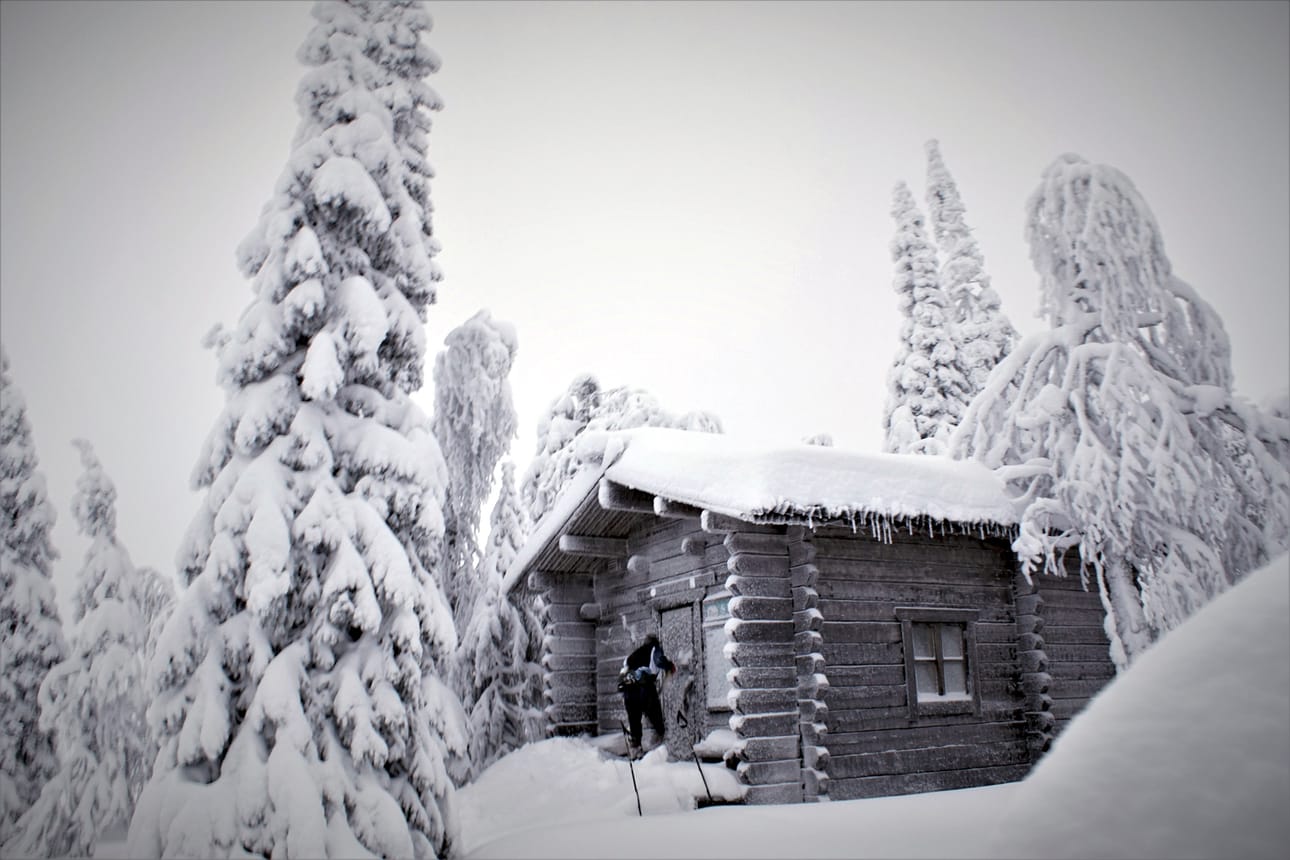 Syötteen kansallispuistossa Kumpu-Raatevaarassa on lunta lapioida asti. Tapaninpäivän epävirallinen mittaus näytti 70-80 cm lukemia.