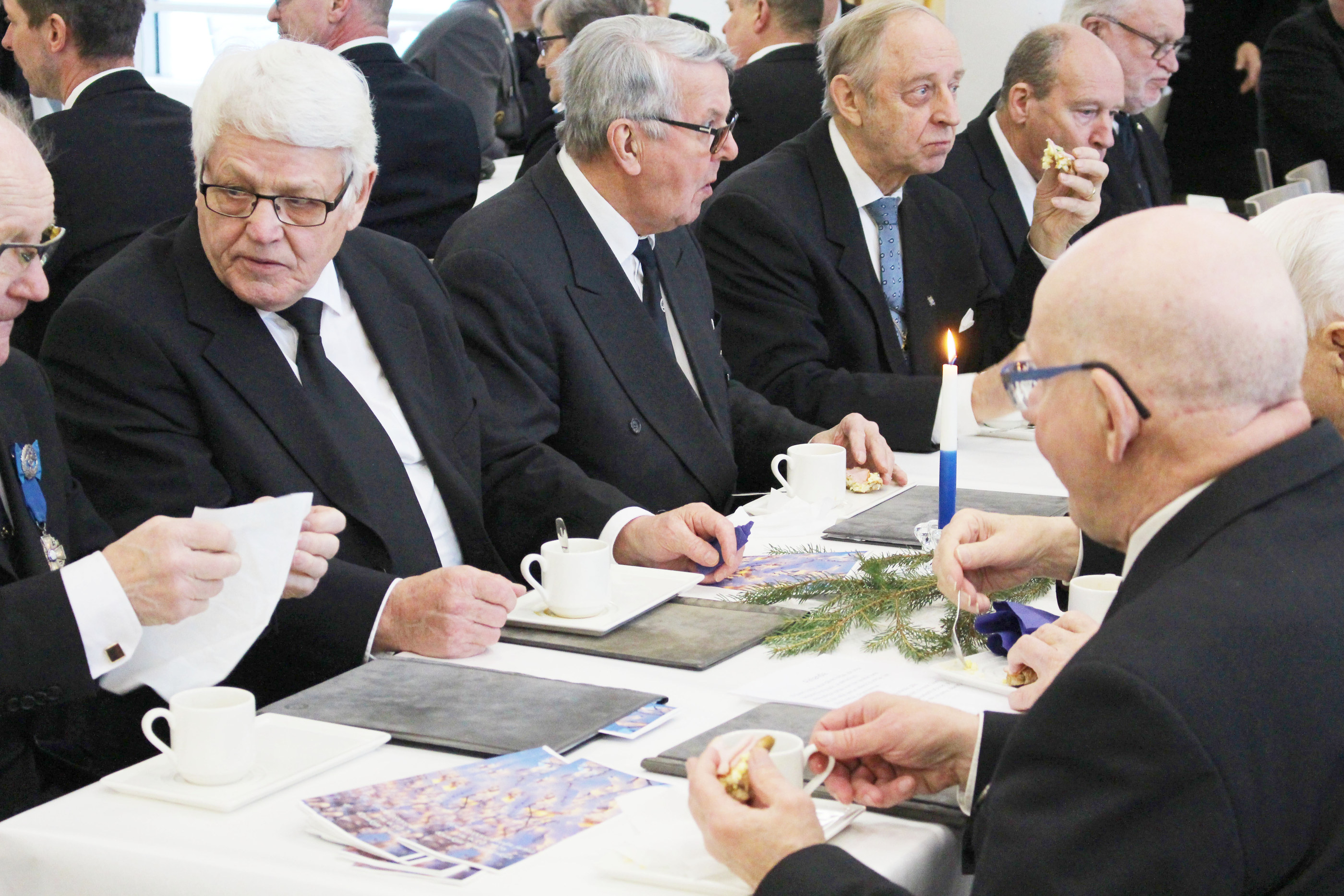 Perinnekuoron laulajia kahvilla.
