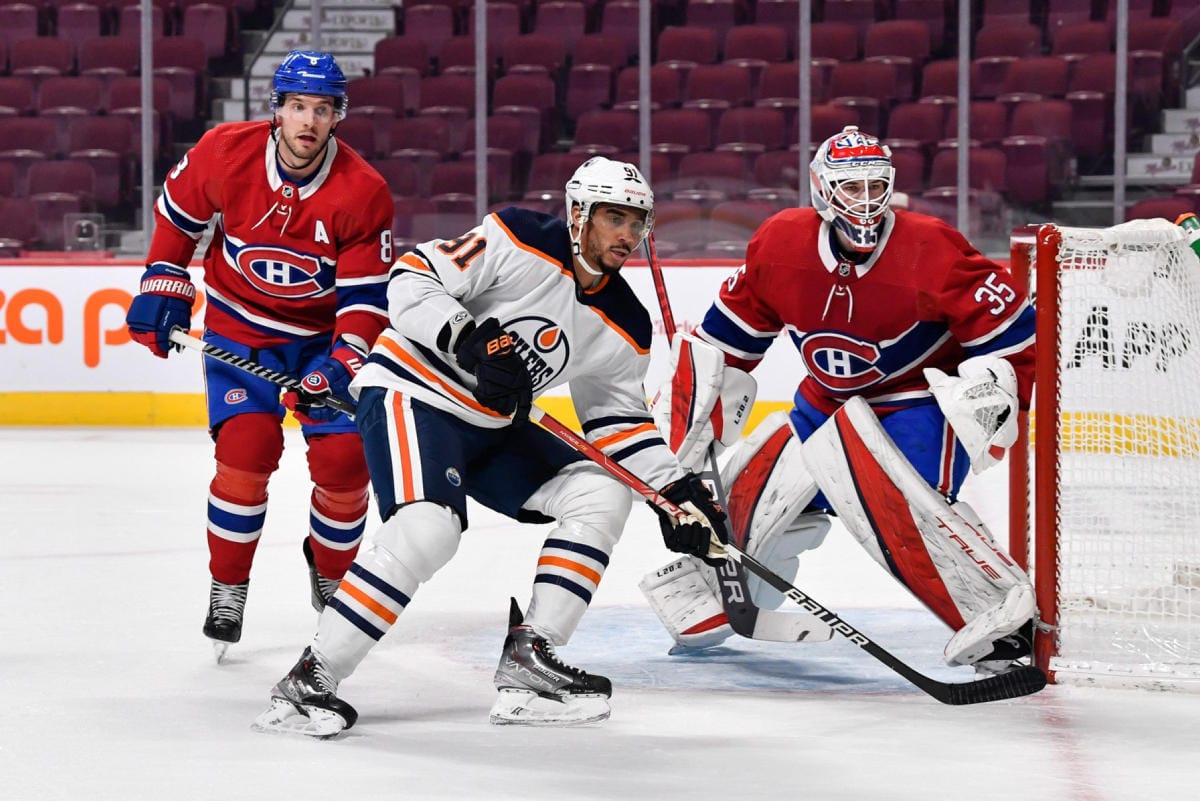 Kohupelaaja Evander Kane pelasi debyyttiottelunsa Edmonton Oilersissa ja avasi ottelussa joukkueen maalihanat. LEHTIKUVA/AFP