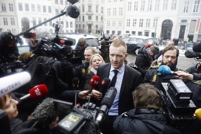 Media piiritti syyttäjä Jakob Buch-Jepsenin, kun hän saapui oikeustalolle. Kuva: Mads Clauas Rasmussen