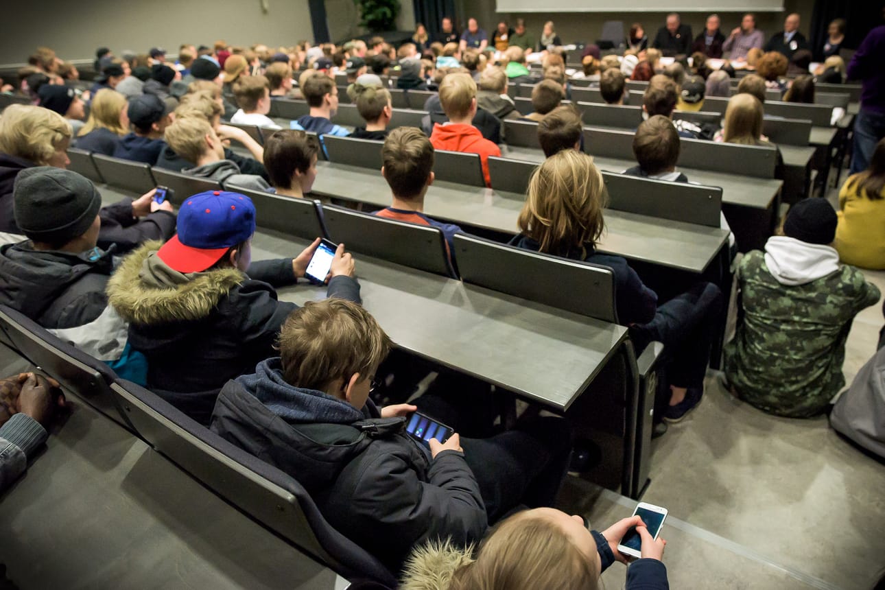 Lukion auditorio oli ääriään myöten täynnä kuntavaaliehdokkaita kuuntelemaan tulleita nuoria.