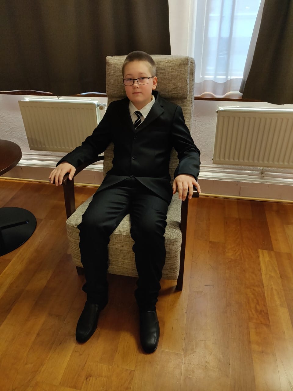 Oliverista oli kunnia-asia tulla kutsutuksi ja saada pukeutua hienosti.