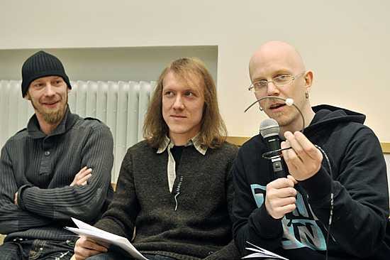 Apulanta -orkesterin Sami Lehtinen, Sipe Santapukki ja Toni Virtanen (oik.) muistelivat huvittuneena, miltä Tonin esittelemä kehon sisälämpötilaa mittaava rektaalianturi tuntui keikalla.