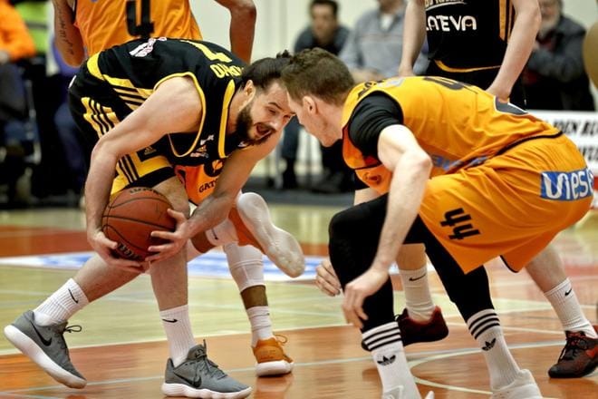 BC Nokian Eldar Skamo ja Karhu Basketin Greg Mangano ovat vastakkain jälleen tänään. Kuva: Heikki Hakanen