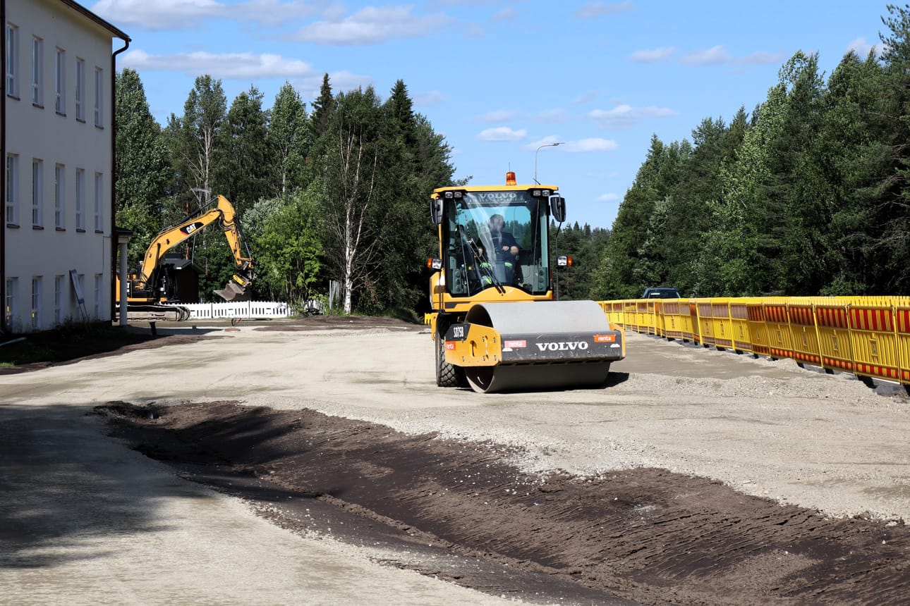 Taivalkosken alakoulun ja Talonpojantien väliin tulevaa jättöpaikka on saanut jo muotonsa. Kevyenliikenteenväylä koukkaa jatkossa läheltä koulua.