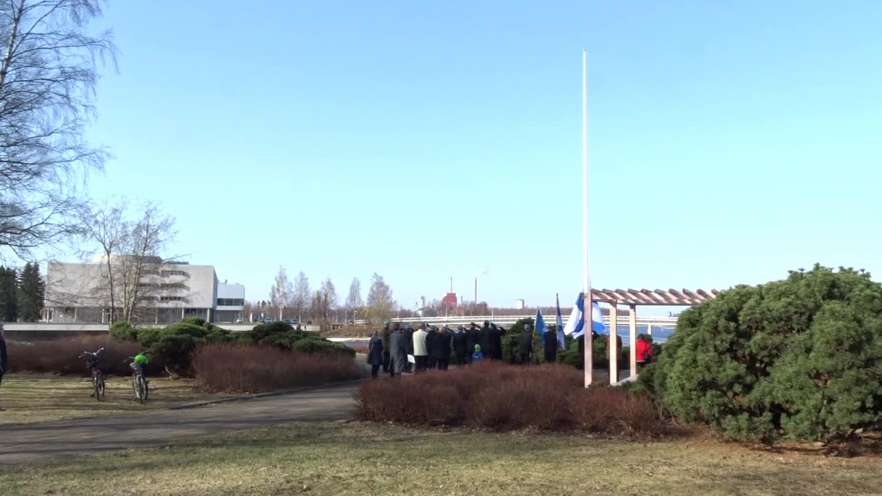 Veteraanipäivän lipunnosto Linnansaaressa