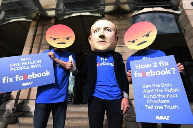Mark Zuckerbergia ja hymiöitä esittäviin naamareihin pukeutuneet protestoijat vaativat torstaina Lontoossa Facebookin korjaamista. KUVA: FACUNDO ARRIZABALAGA/EPA