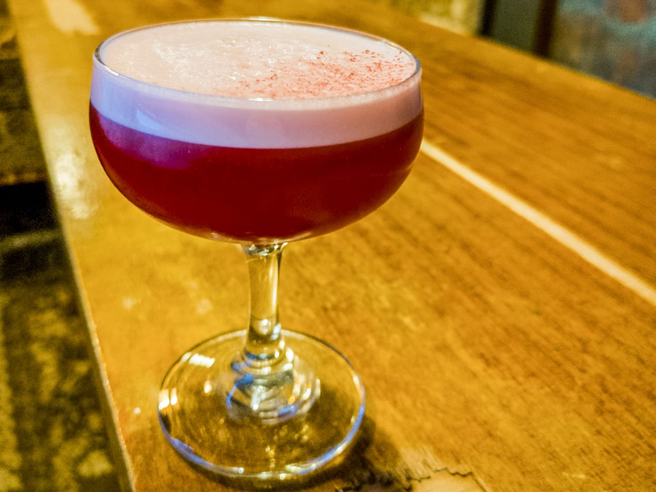 Kuvassa Virran loihtima mocktail, joka sisältää mustaherukkaa, alkoholitonta giniä ja puolukkajauhetta.