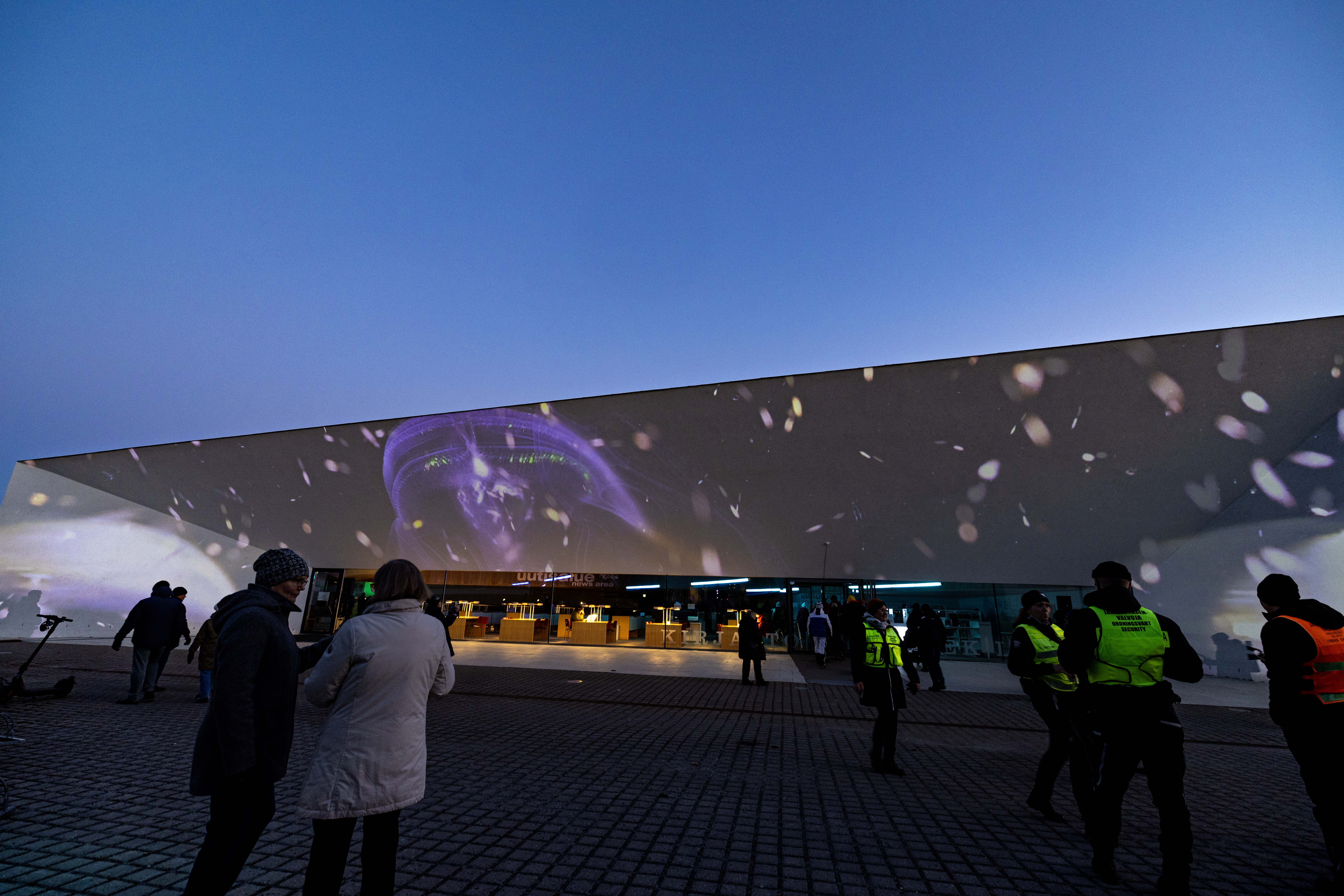 Kirjaston seinään heijastettu Janiv Oskárin ja Isle Art Industriesin teos Veden alku tutkii veden, valon ja ilman liikettä merenpinnan ylä- ja alapuolella.