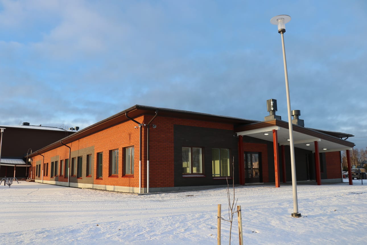 Ylihärmän uusi alakoulu on valmistunut. Tiloissa ovat väistössä yläkoululaiset vanhan yläkoulun puolen kunnostustöiden ajan. Jos lautakunta, hallitus ja kaupunginvaltuusto siunaavat sivistysjohtaja Markku Viitasaaren esityksen kouluverkkomuutoksista, uuteen alakoulurakennukseen menevät elokuusta alkaen kaikki Ylihärmän alueen alakoululaiset eli opetus ei ala enää Hakolan koulussa ja Kirkonkylän koulussa.