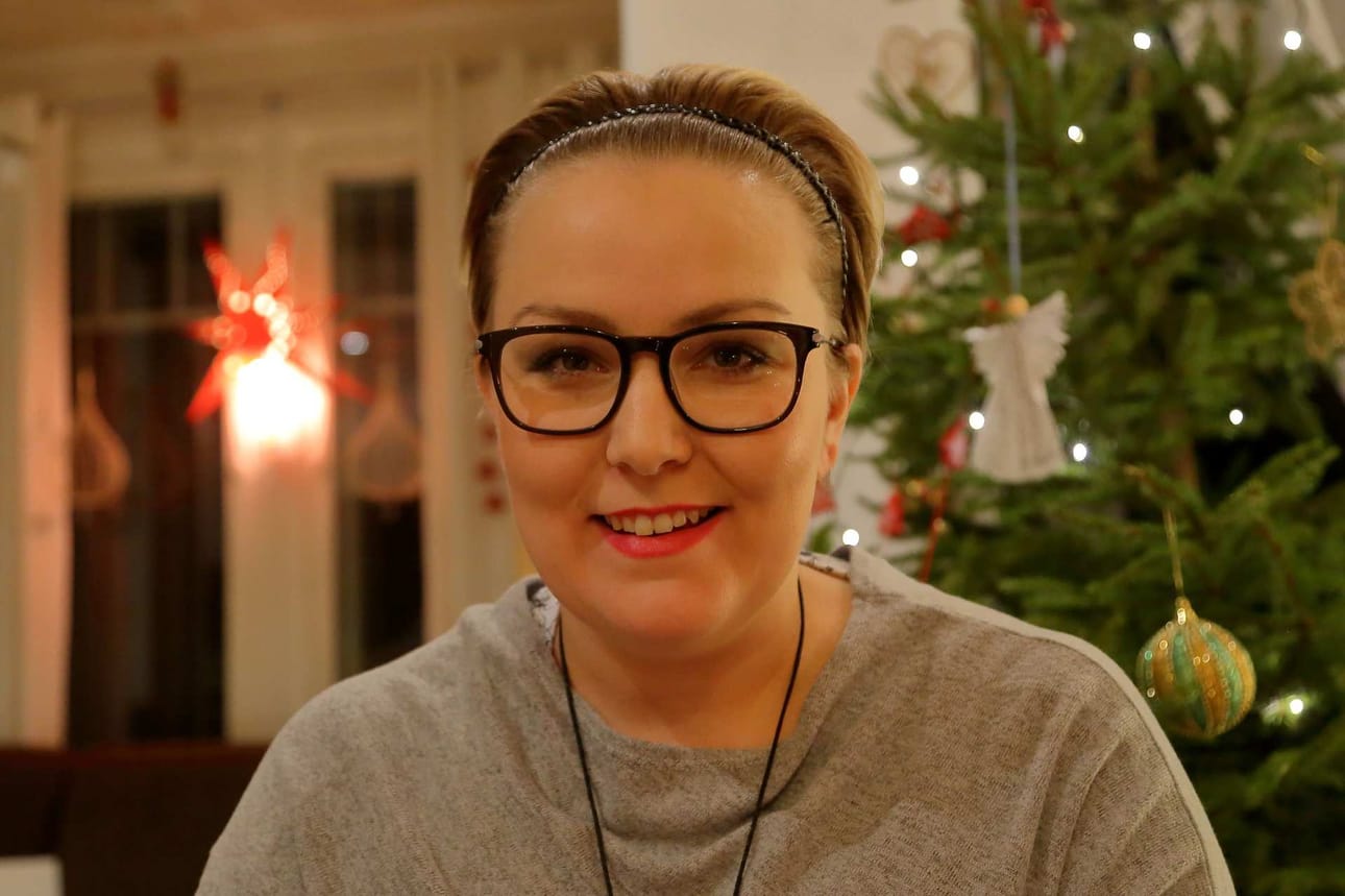 Vuoden hoitotyöntekijä Niina Koutonen on kiitollinen tukijoukoilleen, erityisesti lasten isovanhemmille, joista on ollut korvaamaton apu kolmivuorotyötä tekevälle kätilölle.