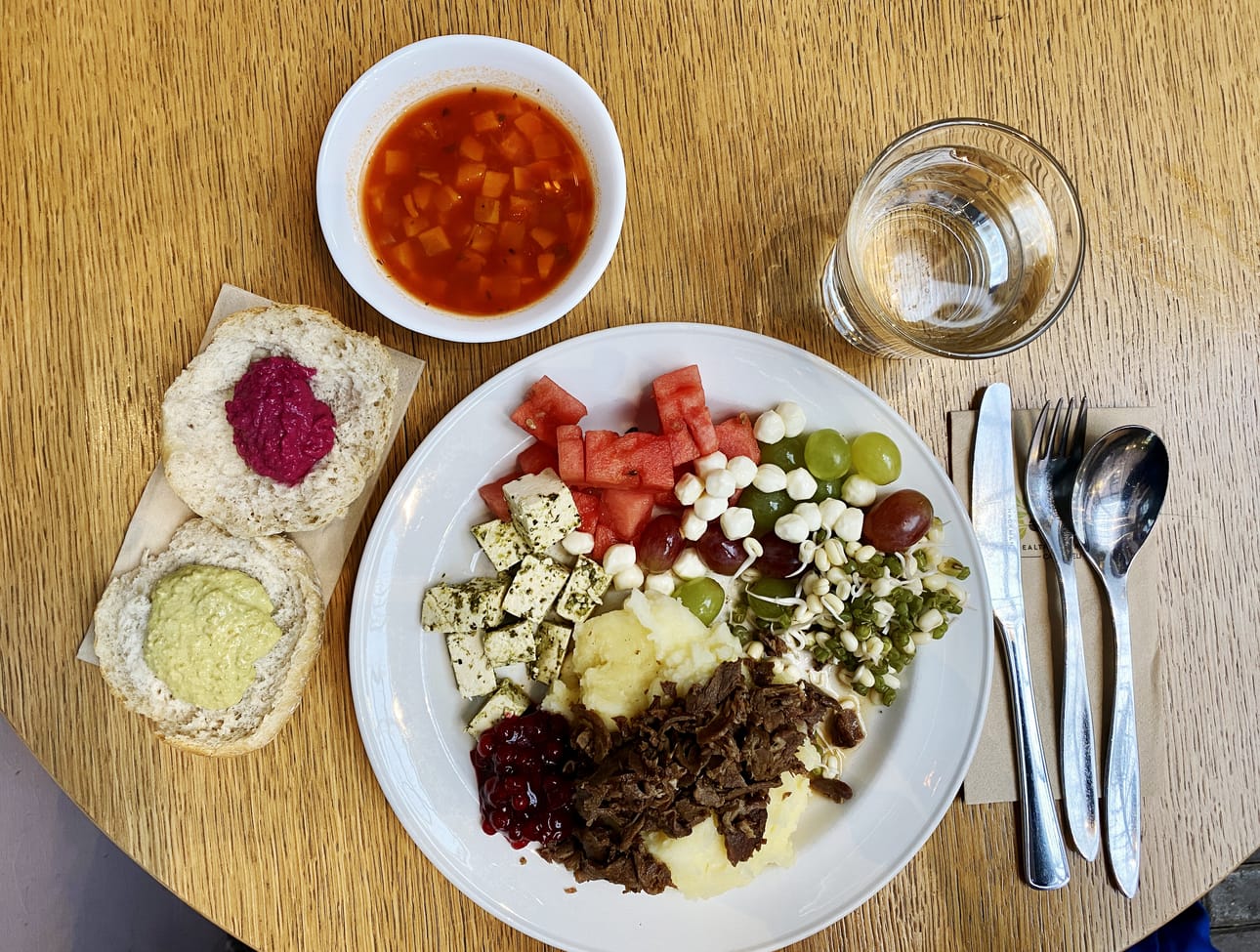 Poronkäristystä on harvoin tarjolla lounaspöydässä. Omatekoiset hummukset kruunaavat Konstilan lounaan.