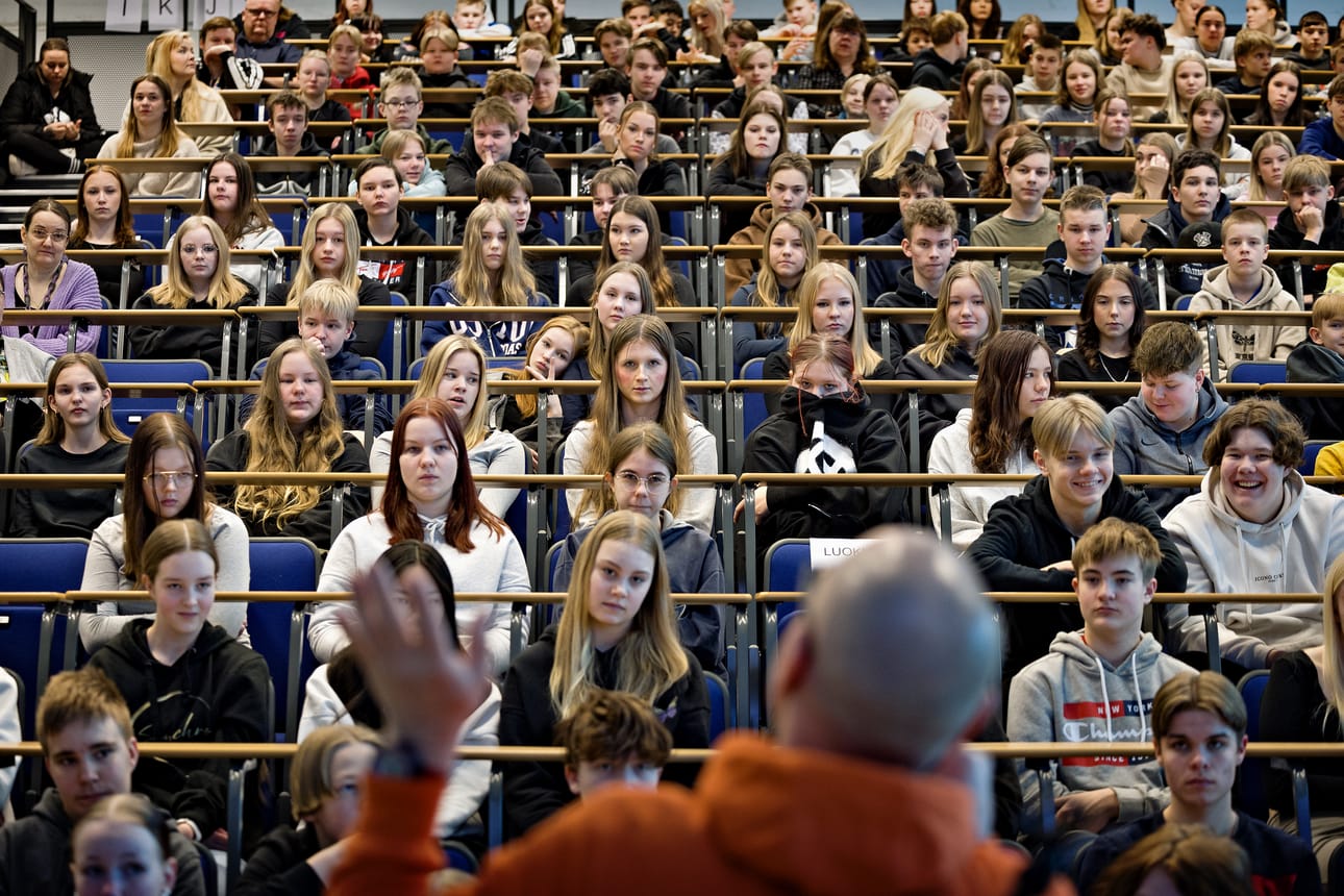 Ilmajokelaiset kahdeksanluokkalaiset kuuntelivat vakavina, mutta uskalsivat lopulta jopa nauraa.