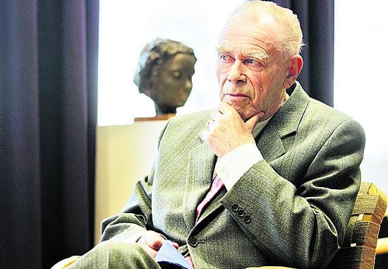 Metsä on aina ollut Veikko Huoviselle mieleinen ympäristö. Mutta mitään lempimaisemaa hän ei suostu nimeämään. "Missään nimessä minä en Limingan niityillä asuisi", hän tokaisee.