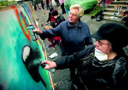 Haasteellista mutta mukavaa. Raili Holappa ja Raija Pekkala ovat Waldalla ensi kertaa graffitinteossa, eikä tehtävä ollut ollenkaan niin helppo miltä se aluksi näytti.
