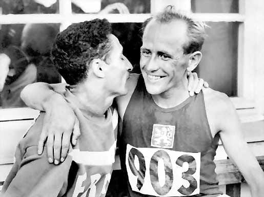 Reilut onnittelut voittajalle. Nelinkertainen hopeamitalisti Alain Mimoun onnittelemassa voittaja Emil Zatopekia (oik.) Helsingissä vuonna 1952.