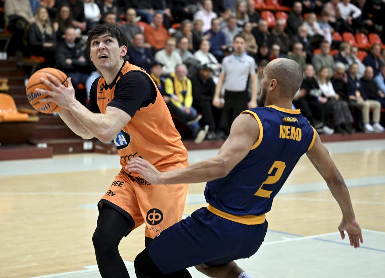 Andre Gustavson pelasi viime kauden Karhu Basketissa. Kuluvalla kaudella hänet nähtiin pelaamassa kolmen ottelun verran.