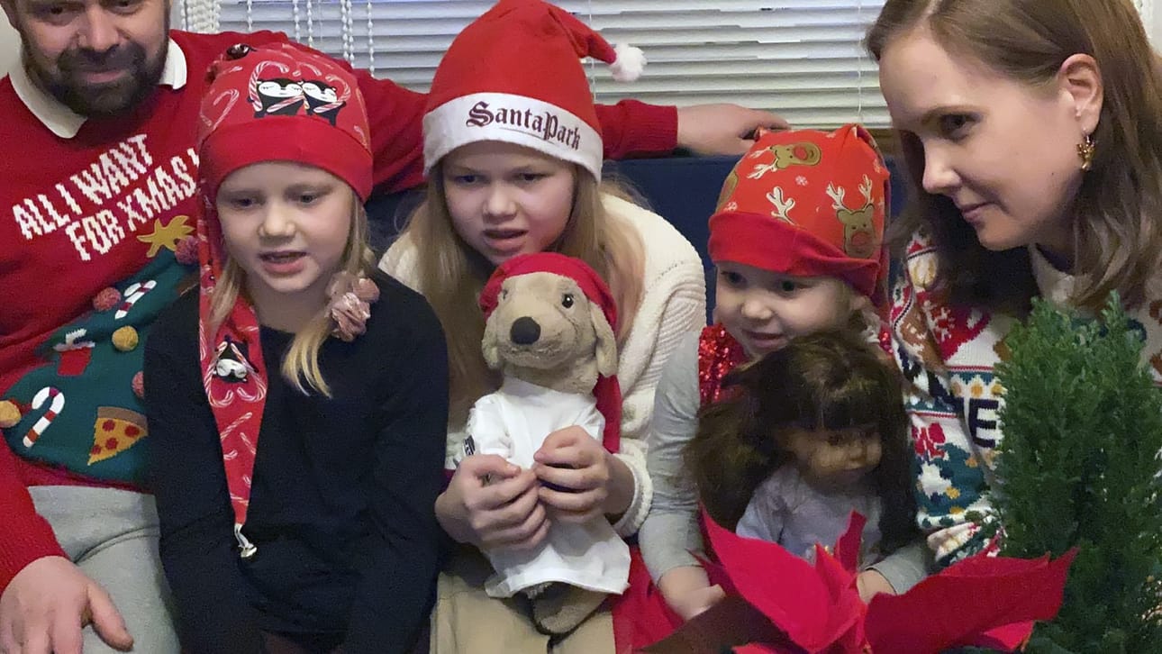 Joulupukin vierailu jännittää, vaikka se tapahtuisikin tietotekniikan välityksellä. Kuvassa Pasi, Hilla, Maija, Emma ja Emilia Myllyoja.
