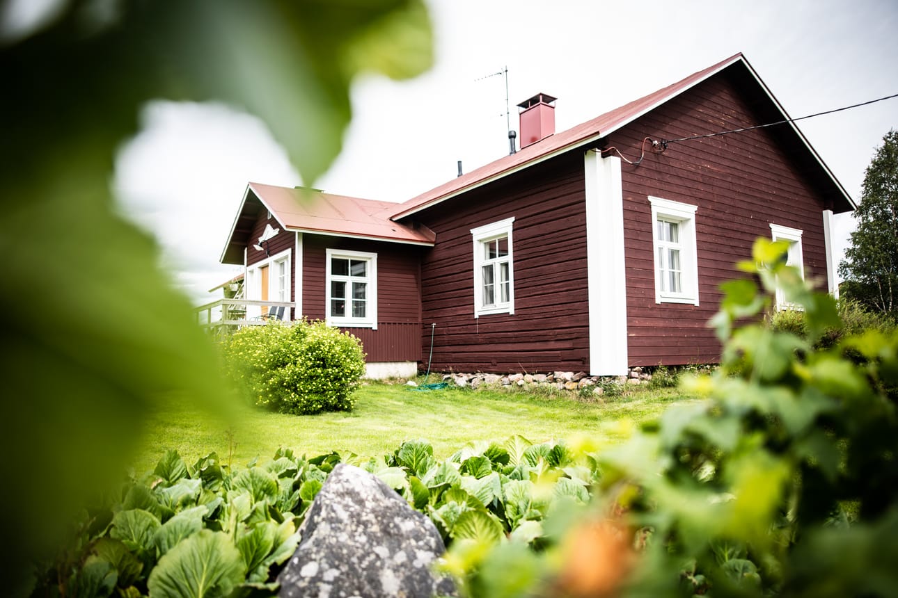 Museoviraston suojelema tullin ja nimismiehen virka- ja asuintaloksi rakennettu pitkä pirtti nimeltään 'Tumperin talo' on säilynyt hyvän kunnossapidon ansiosta asuinkelpoisena 1760-luvulta lähtien. Viimeksi faluninpunaisessa talossa asuivat vakituisesti kunnallisneuvos Erkki Siikaluoma vaimonsa Anja Siikaluoman kanssa.